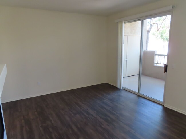 Foto del edificio - Two Bedroom, Two Bath Condo in Mira Mesa