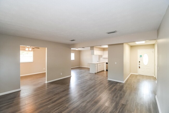 Building Photo - 5942 Jaguar Dr W