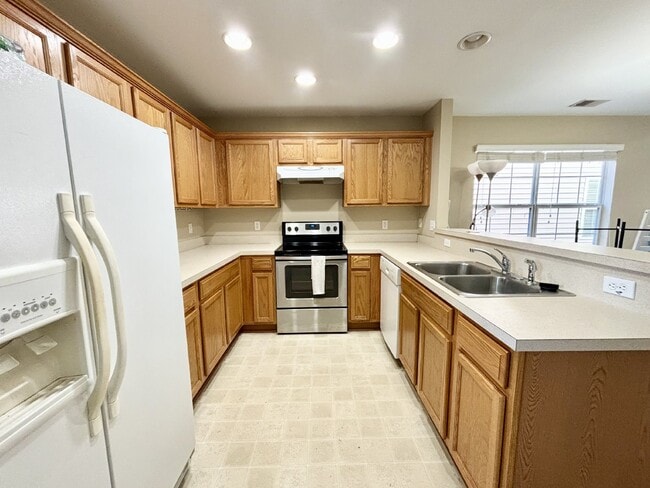 Building Photo - Three Bedroom Townhome Located in Mill Creek