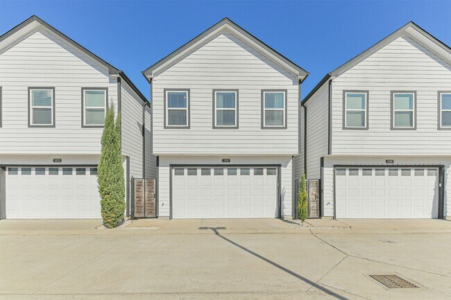 Building Photo - 1010 Melneeka Ln
