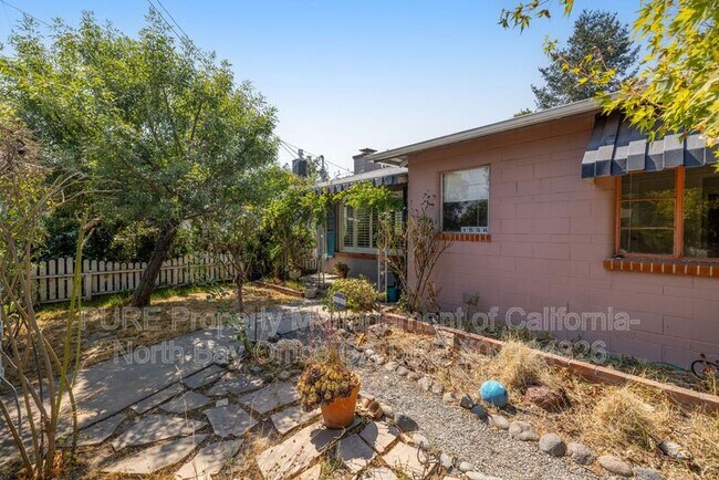 Foto del edificio - 1536 Madrona Ave