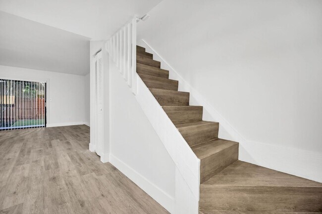 Foto del edificio - Charming 2BR Townhome with Private Patio – Ready for You!