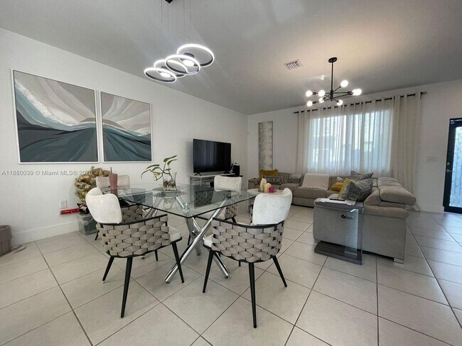 Foto del edificio - 4654 NW 83rd Pkwy