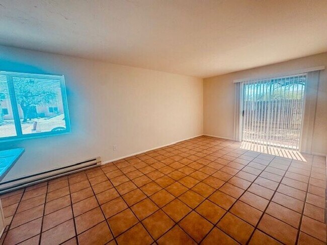 Building Photo - 2 Bedroom Central