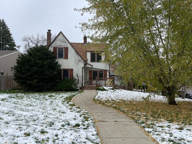 Foto del edificio - Timeless Spacious 3br + Den/2ba Edina Home w/Hardwood Floors, Large Yard, 2 Car Garage