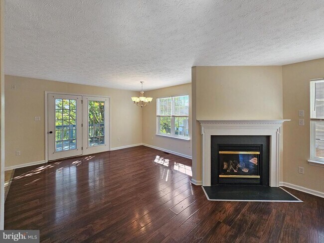 Building Photo - 2036 Stoneleigh Dr