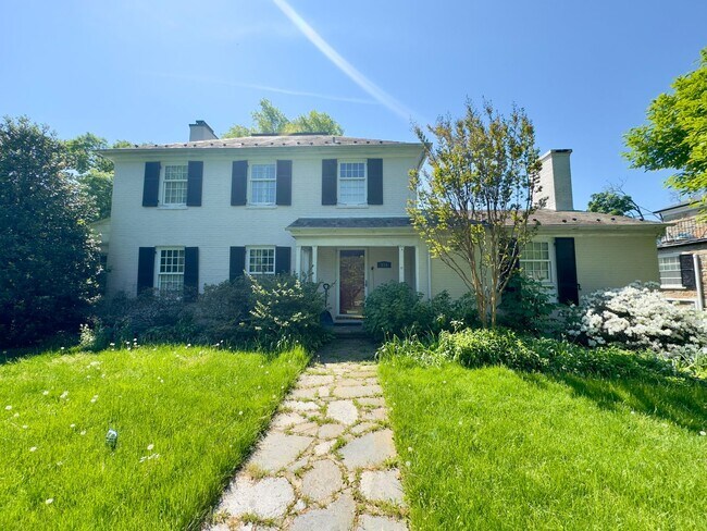 Foto del edificio - Spacious 4-Bedroom Single Family House in ...