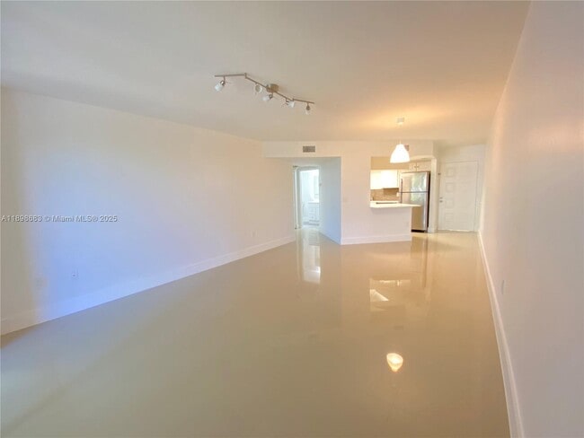 Foto del edificio - 8363 Lake Dr