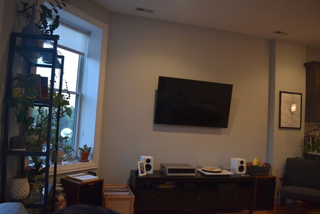 Foto del edificio - 2056 N Damen Ave