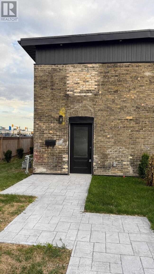 Building Photo - UNIT 4 - 857 DUNDAS St
