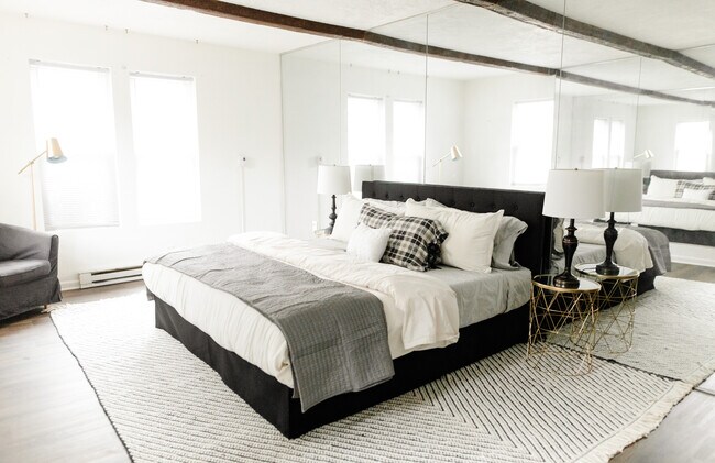 Dormitorio principal con cama king - 147 E Wyomissing Ave