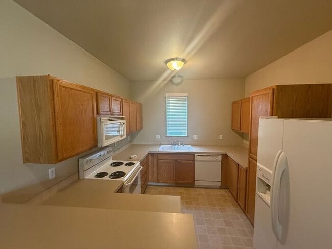 Building Photo - Cute 3 Bedroom 3 Story in "Village Commons"!!