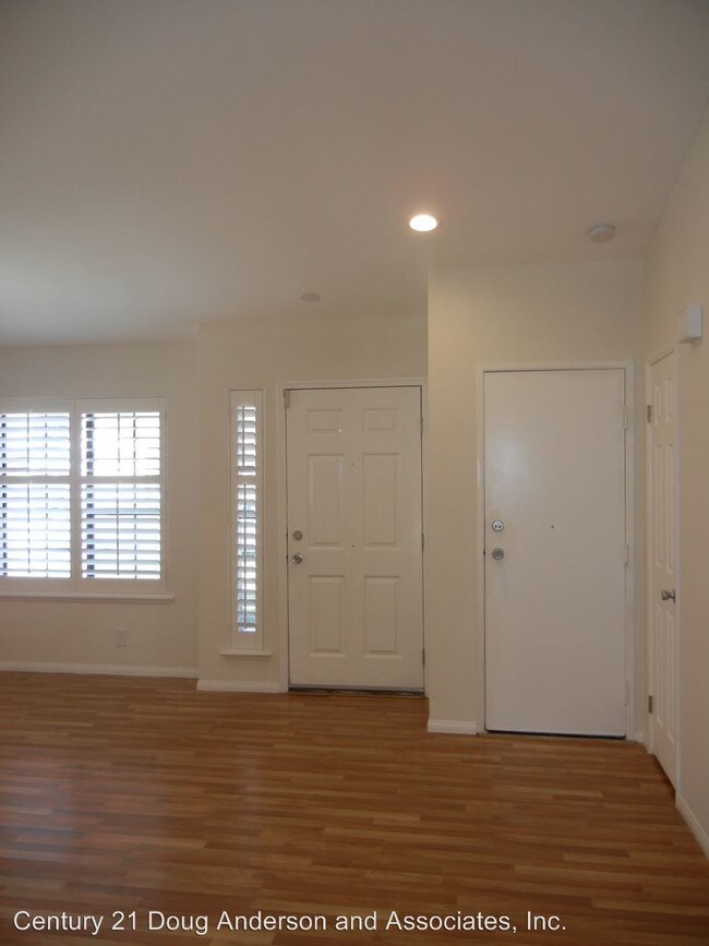 Building Photo - 2552 Emerald Ln