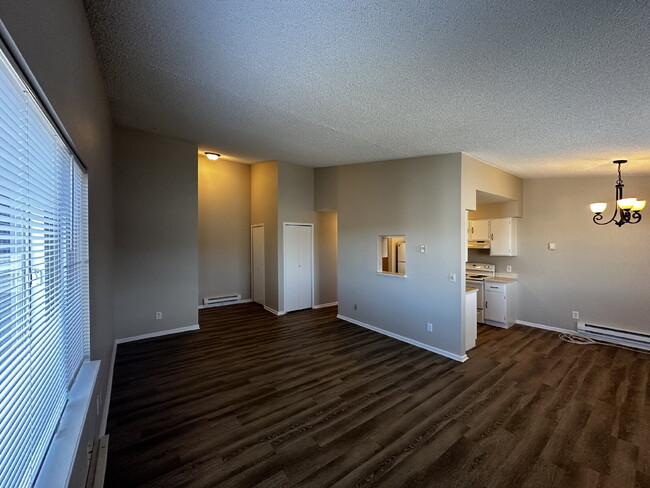 Building Photo - Beautiful Top Floor Condo with Great Views!