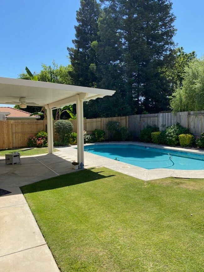 Building Photo - Gorgeous 4 Bedroom 2 Bath Home W/Pool!