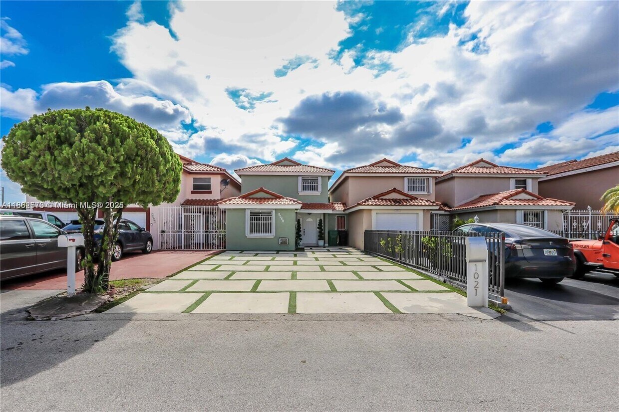 Foto principal - 1021 SW 104th Ct