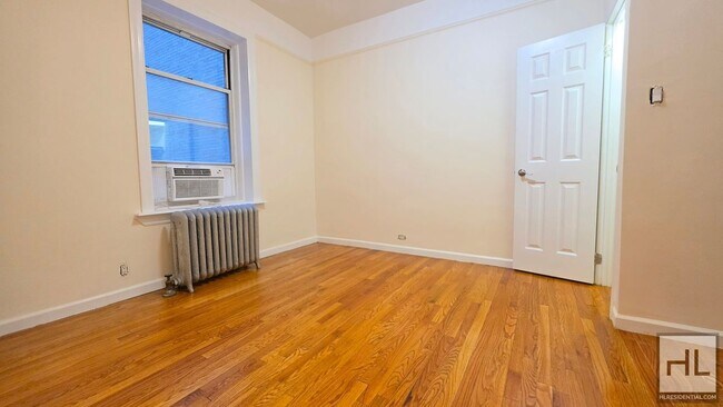 Foto del edificio - Spacious 3-Bed, 2-Bath with Classic Prewar Charm in Greenwich Village
