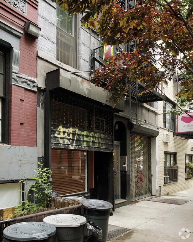 Building Photo - 223 E 10th St