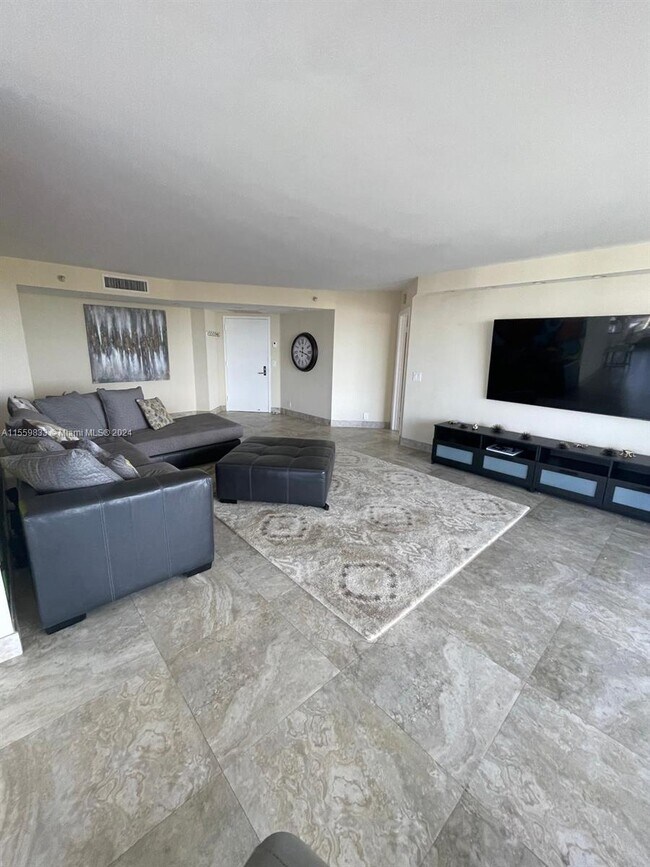 Building Photo - 3500 Mystic Pointe Dr