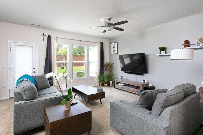 Building Photo - Available now! Luxurious 3 bedroom townhou...