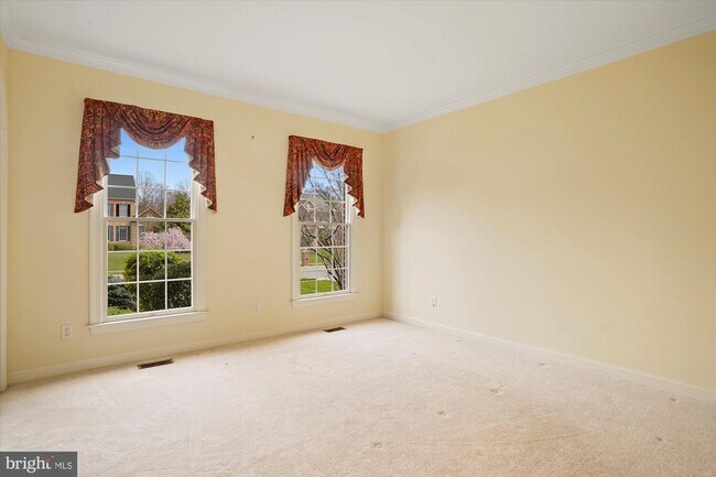 Foto del edificio - 1208 Bluebird Ct W