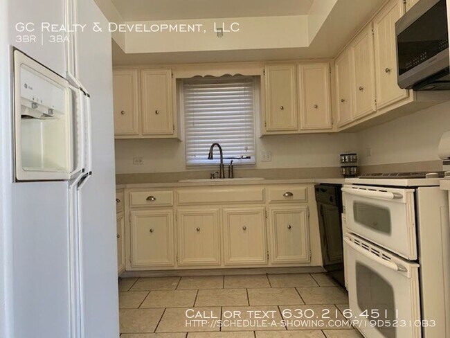 Building Photo - 887 Forest Ln