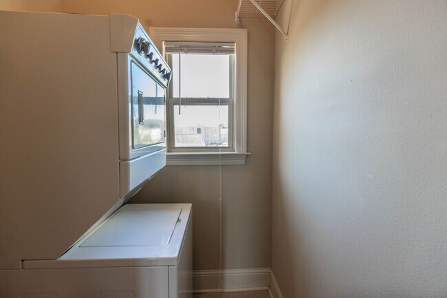 Building Photo - CLOSE TO THE BEACH IN LONG BEACH - 2 BED 2...