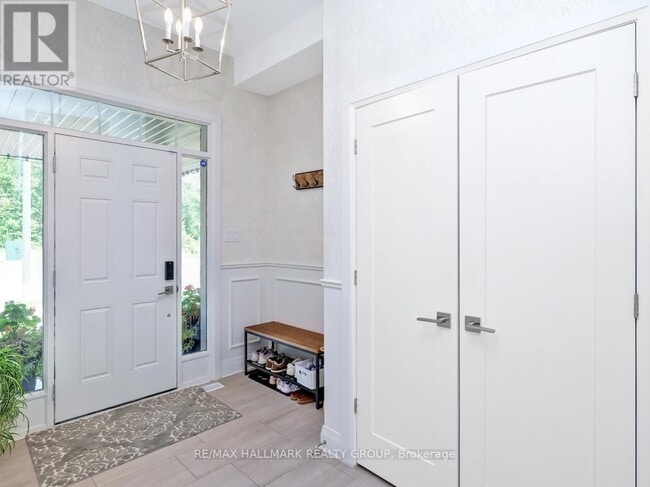 Building Photo - 539 Compass St