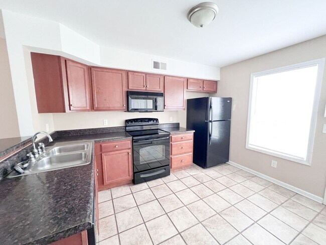 Building Photo - 2 Bedroom 1.5 Bathroom Townhome!!!