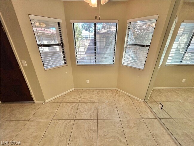 Foto del edificio - 749 Rock Springs Dr