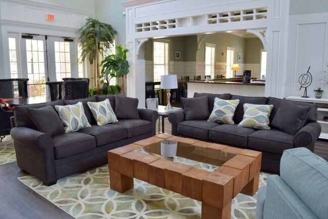 Building Photo - Barrington Park Condos - 2/2 on 1st Floor available July!