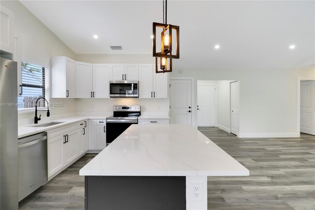 Building Photo - 143 Greentree Cir