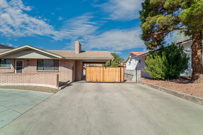Foto del edificio - Looking for private, affordable, off campus living that is right across the street from Utah Tech...