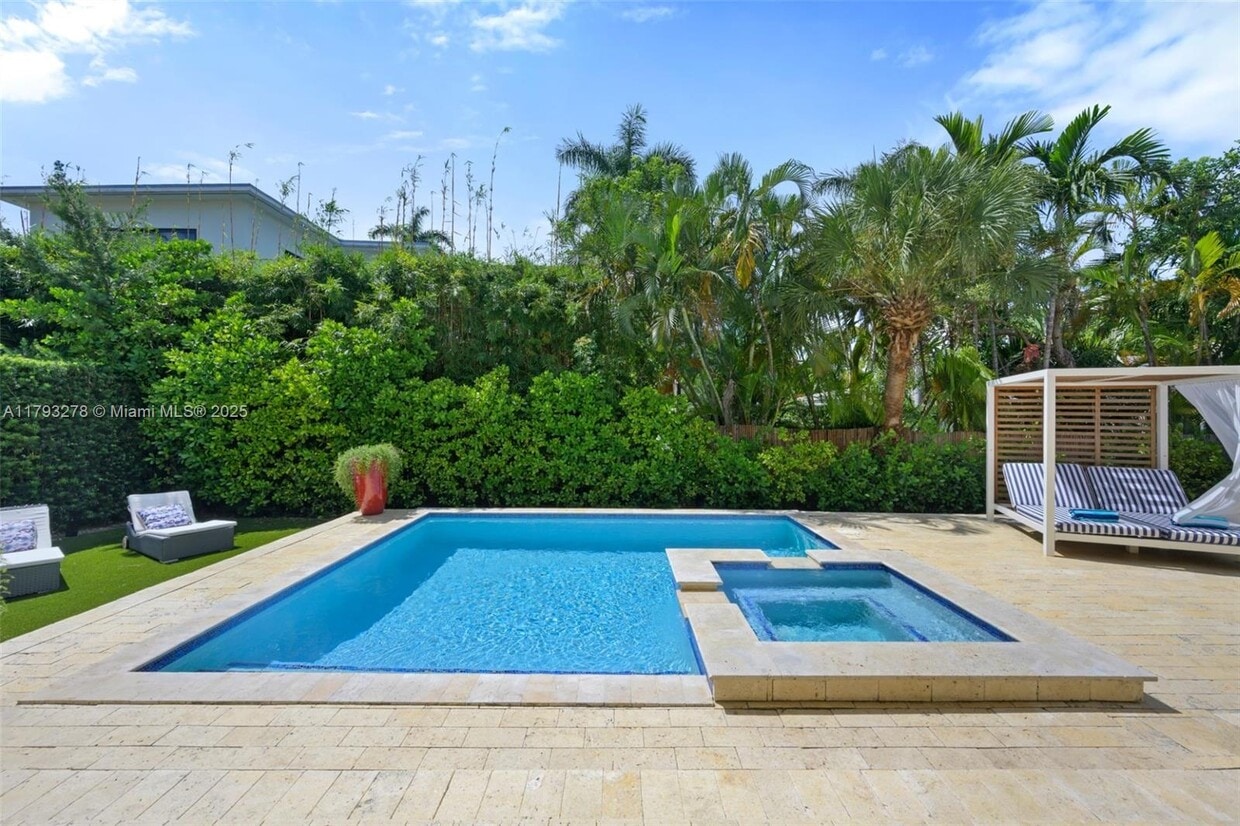 Foto principal - 7800 Center Bay Dr