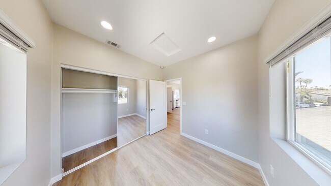 Building Photo - TV FURNISHED!! 4BD/2BA Private Yard and Off Street Parking!