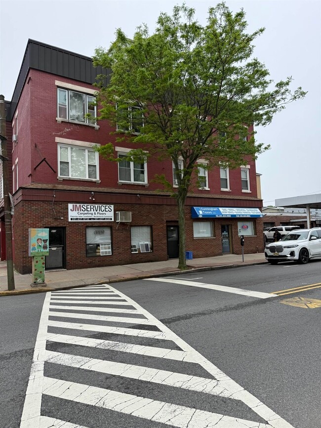 Building Photo - 970 Broadway