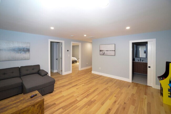 Building Photo - 27 Blackwood Ave