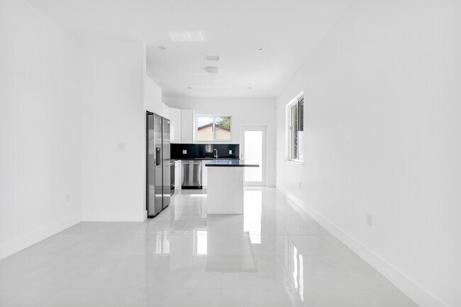Building Photo - 785 SW 7th Ave