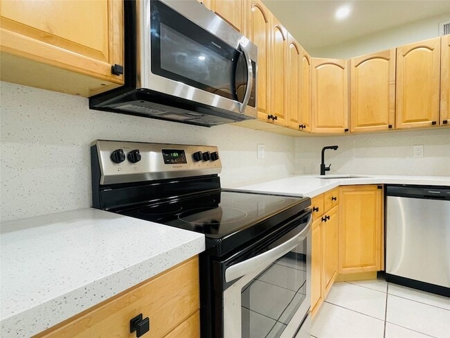 Building Photo - 1950 N Andrews Ave