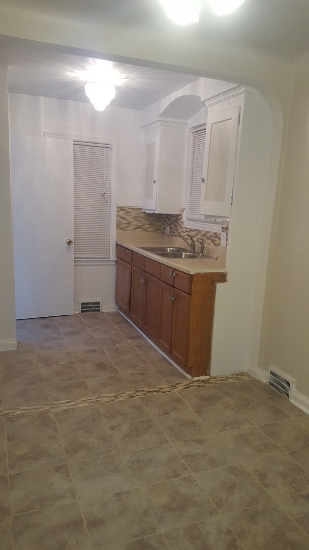 Building Photo - **Beautiful Brick Ranch..Move in Ready!**
