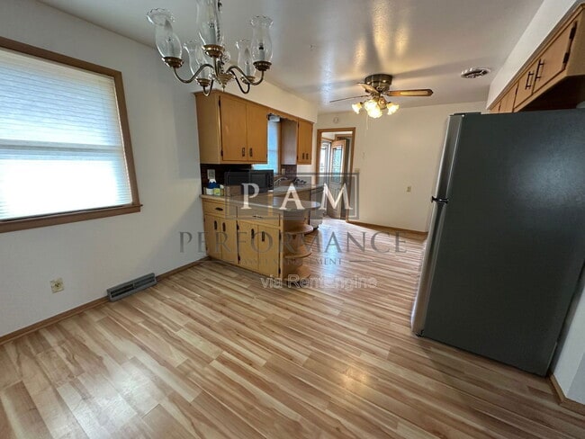 Building Photo - 2517 W Halsey Ave