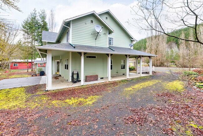 Building Photo - BEAUTIFUL TREE LINED HOME WITH CREEK
