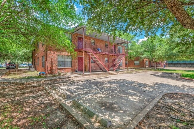 Foto del edificio - August 2026 Move In!! Cute 3/2 four-plex C...