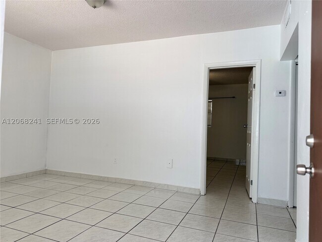 Foto del edificio - 1735 NE 164th St
