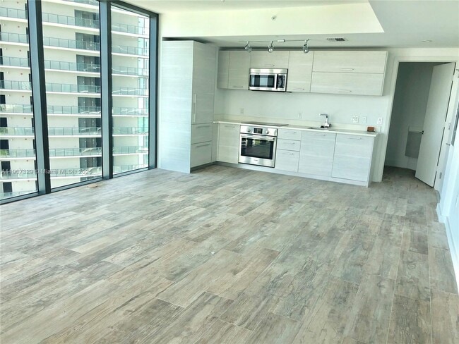 Foto del edificio - 650 NE 32nd St