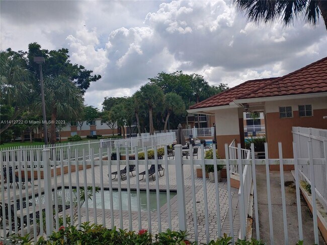 Foto del edificio - 704 NW 92nd Ave