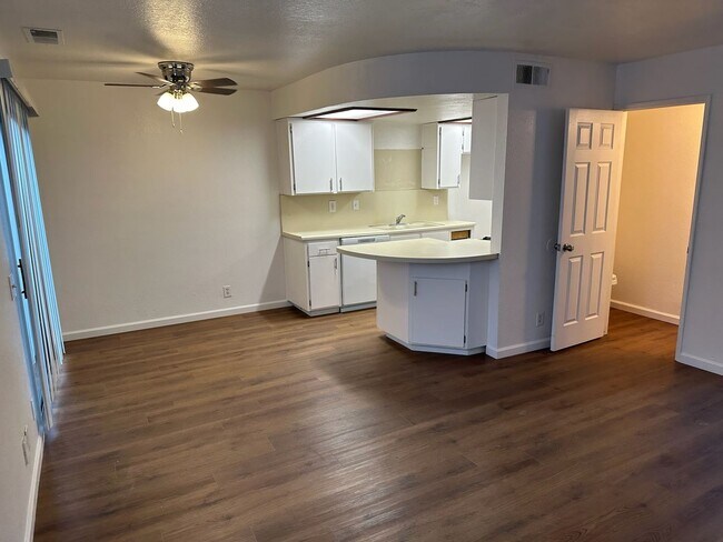 Foto del edificio - 1745 S Central St