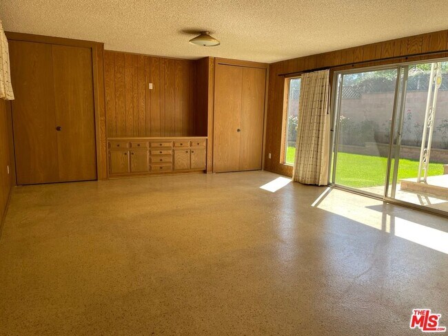 Foto del edificio - 1418 E Oak Ave