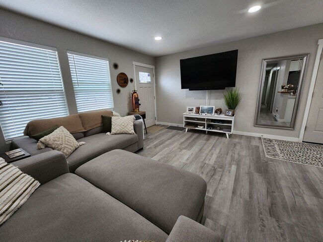 Foto del edificio - Cozy 3/2/2 Home Located Near Fort Carson &...