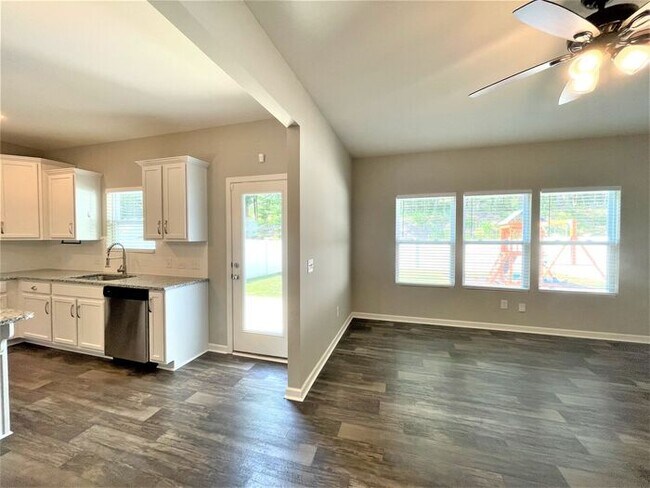 Foto del edificio - Newer Home in Reedy Fork, SS Appliance, Gr...